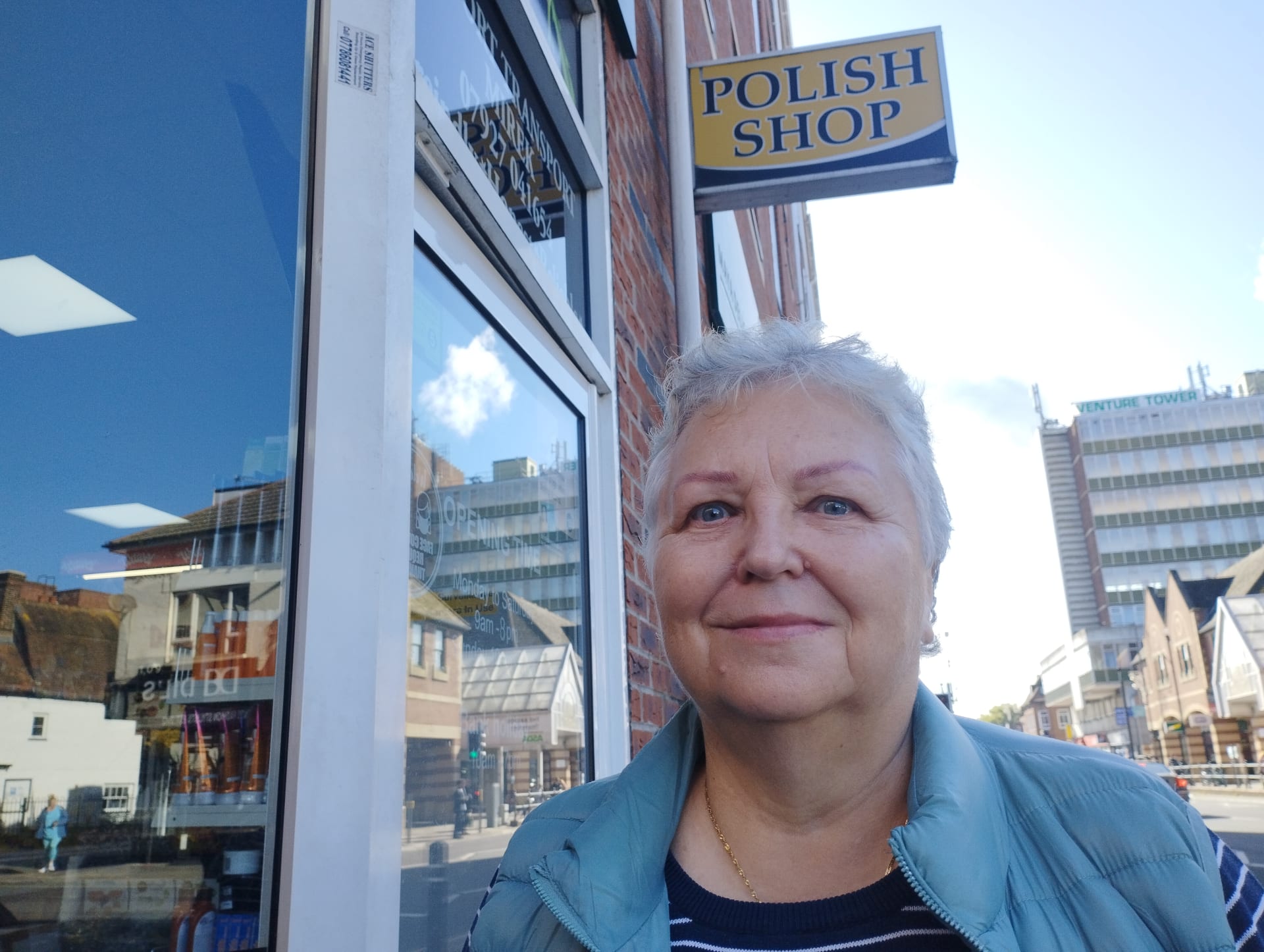 Milionová polská menšina ve Velké Británii také volí. Alicje Sacko před Polish Shopem v britském Portsmouthu