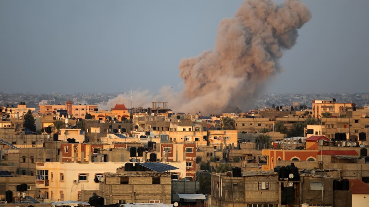 Kouř stoupající nad budovy během izraelského útoku na Rafáh v jižní části Pásma Gazy. (14. října 2023)