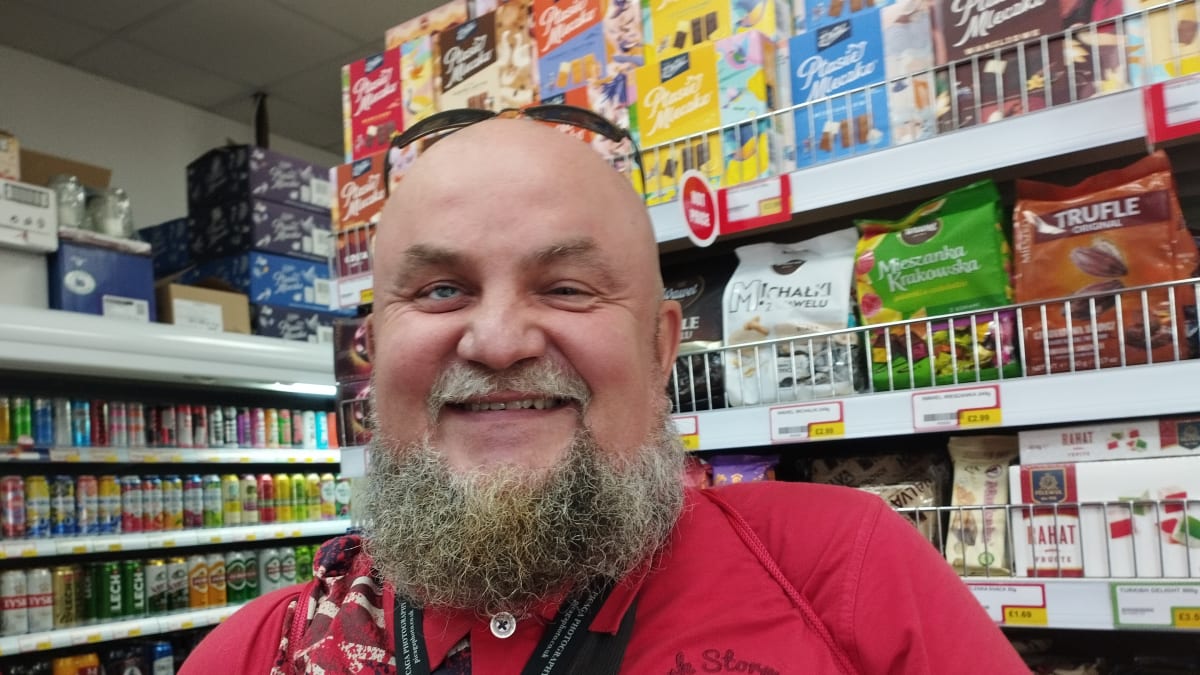 Milionová polská menšina ve Velké Británii také volí. Na snímku 53letý fotograf Radosaw Król v polském obchodě Maya v Portsmouthu.
