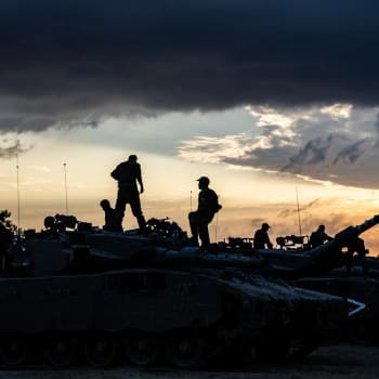 Pohled na izraelský vojenský tábor, kdy Izrael pokračuje v rozmísťování vojáků, tanků a obrněných vozidel u hranic s Gazou v kibucu Bar’am. (14. 10. 2023)