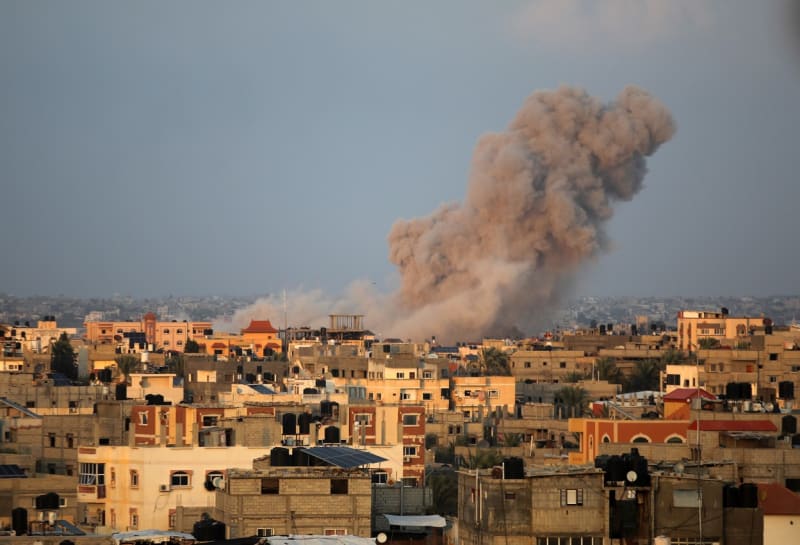 Kouř stoupající nad budovy během izraelského útoku na Rafáh v jižní části Pásma Gazy (14. října 2023)