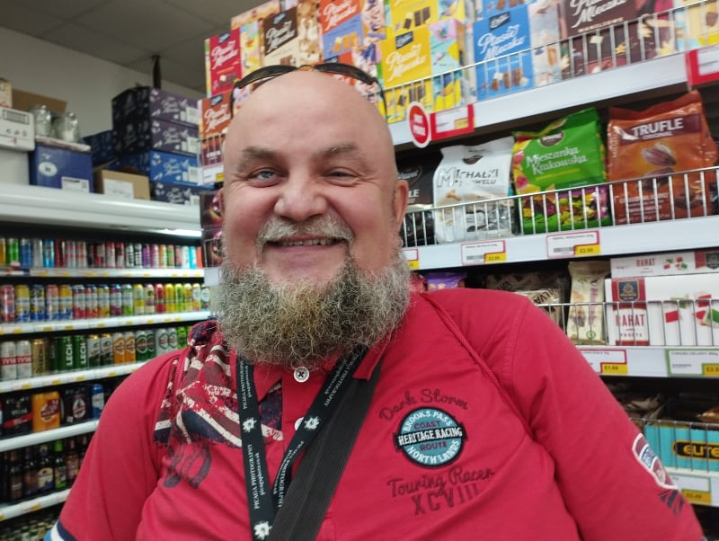 Milionová polská menšina ve Velké Británii také volí. Na snímku 53letý fotograf Radosław Król v polském obchodě Maya v Portsmouthu