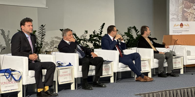 Radek Vondráček, Norbert van Handel, Zoltán Fürjes a Vladimír Palko při konferenci Budoucnost střední Evropy.