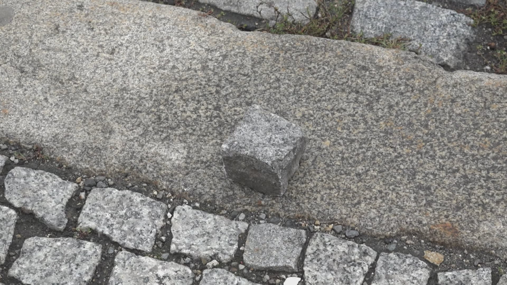 Dělníci z Ostravy-Jihu vyřešili nedostatek dlažebních kostek svérázným způsobem.