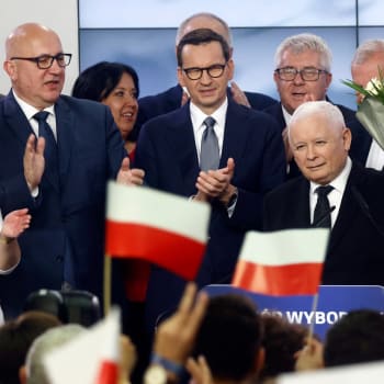 Předseda strany Právo a Spravedlnost Jarosław Kaczyński (uprostřed) a současný premiér Polska Mateusz Morawiecki (vlevo) (15. 10. 2023).