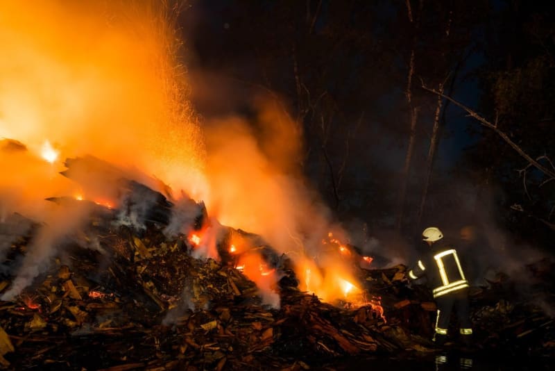 Do boje s rozsáhlými požáry se hasiči pouští vybavení všemi možnými prostředky 
