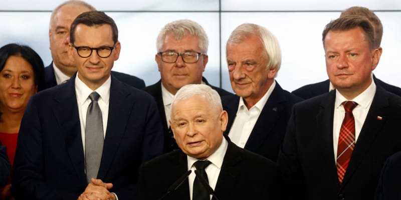 Předseda strany Právo a spravedlnost Jaroslaw Kaczynski (uprostřed) a současný premiér Polska Mateusz Morawiecki (vlevo), 15. 10. 2023