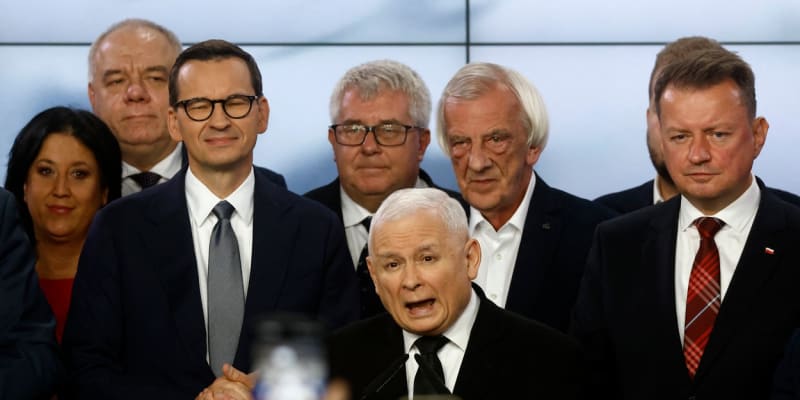 Předseda strany Právo a spravedlnost Jaroslaw Kaczynski (uprostřed) a současný premiér Polska Mateusz Morawiecki (vlevo), 15. 10. 2023