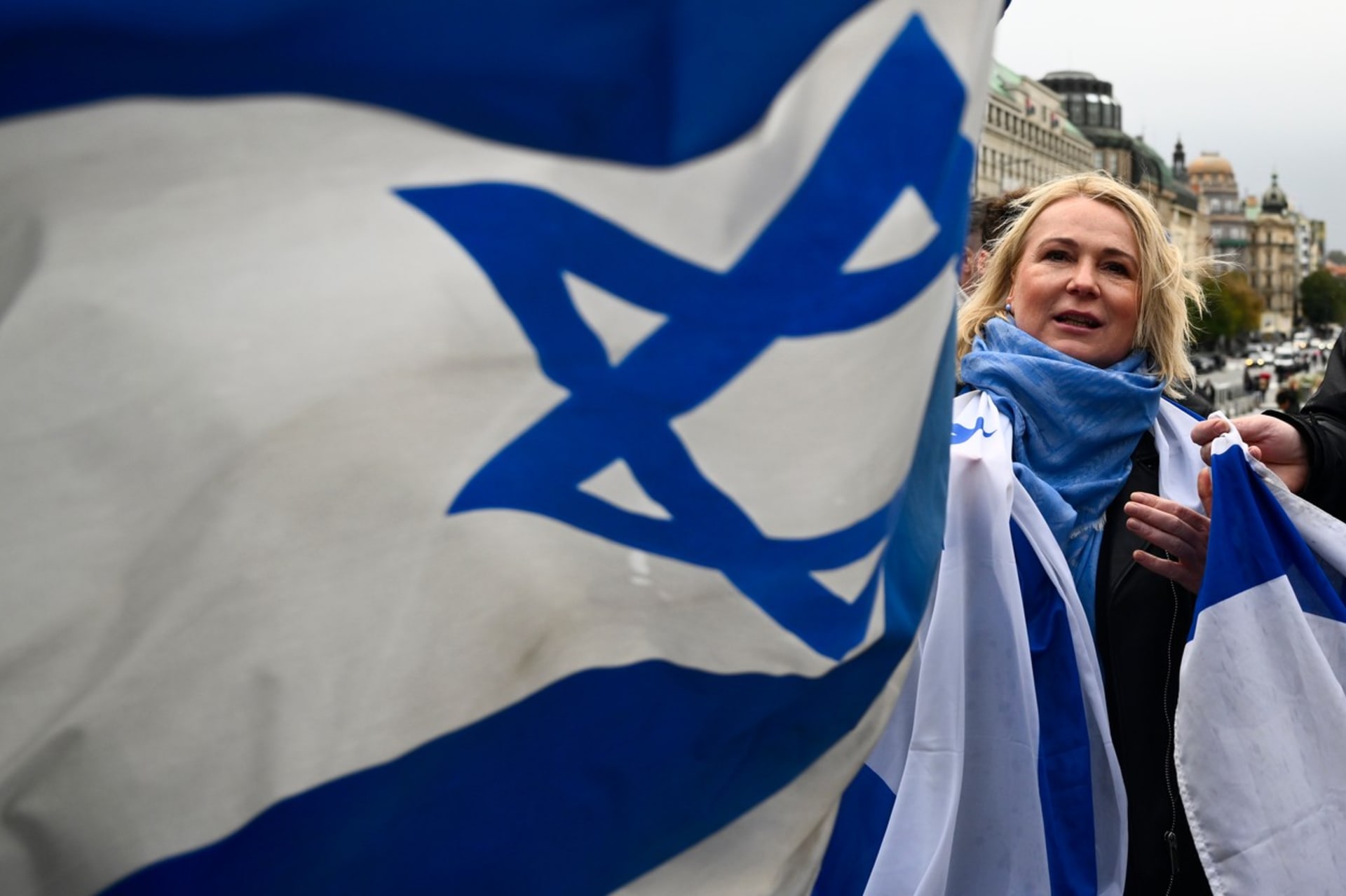 Ministryně obrany Jana Černochová na pražské demonstraci na podporu Izraele