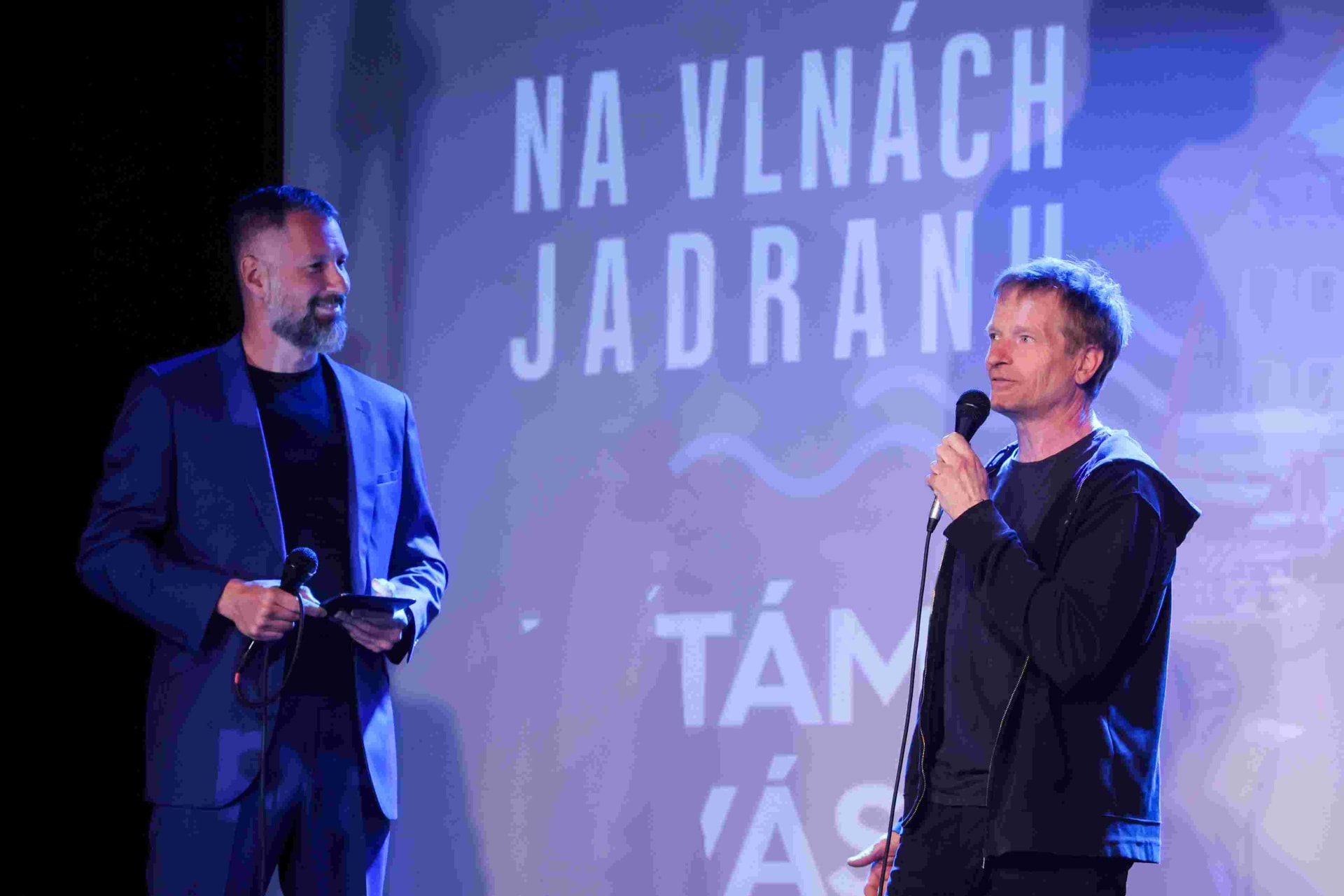 Ústřední dvojici ztvární Matěj Hádek jako Jan Zach a Adam Ernest coby Eda Vopěnka. 