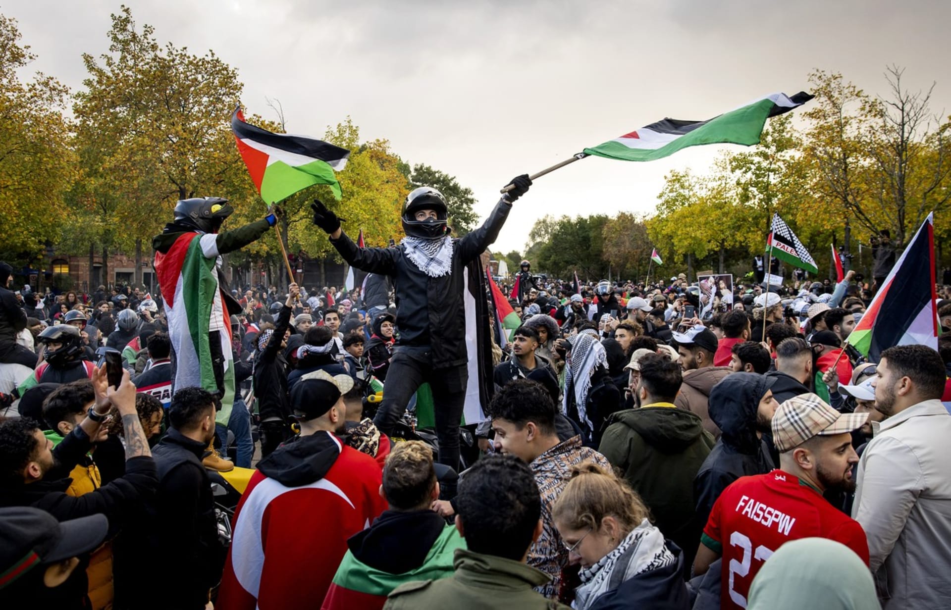 Vyjádřit podporu Palestině vyrazili do ulic také lidé v nizozemském Amsterdamu.