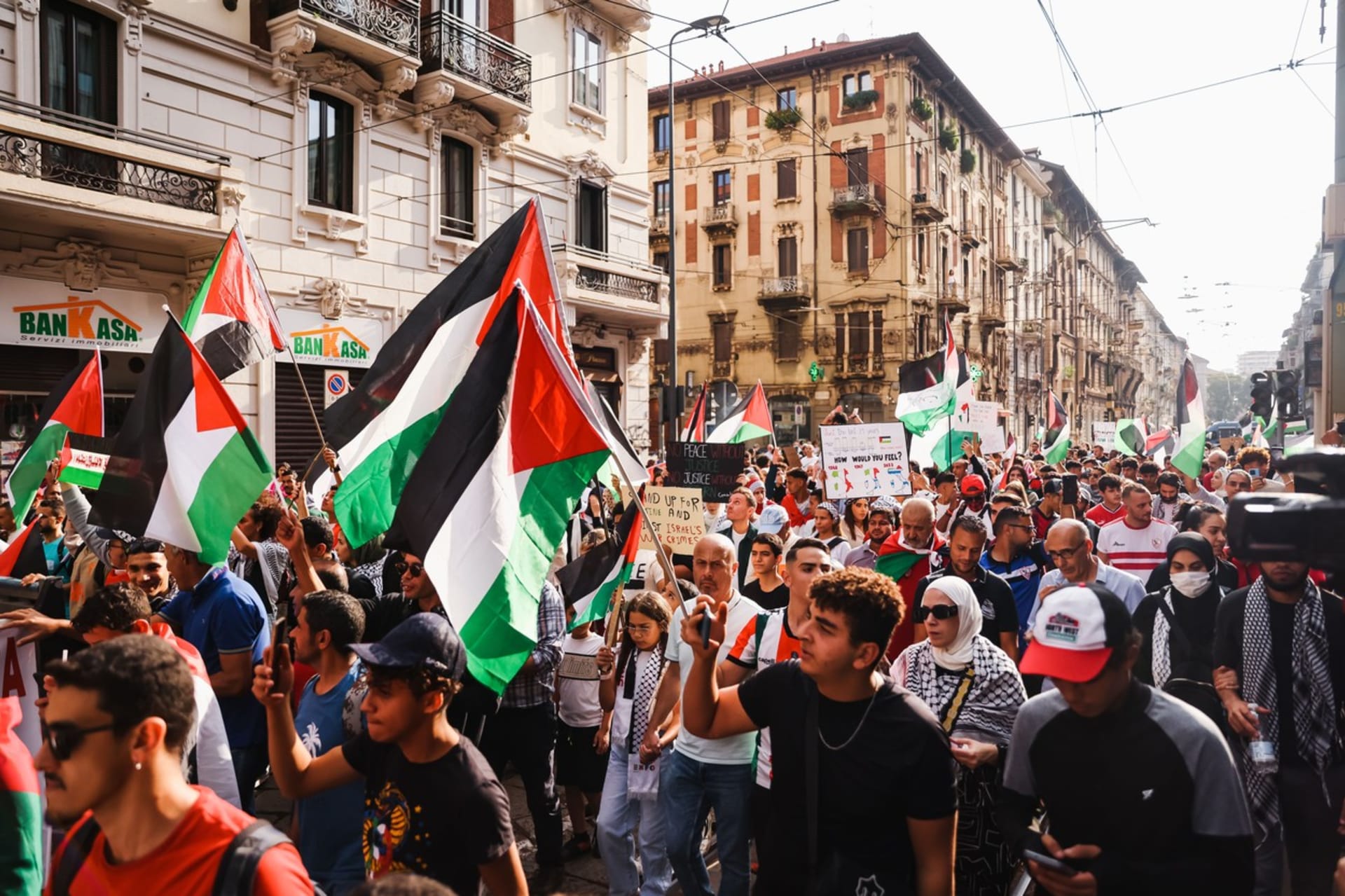 Podporu Palestině vyjadřovali lidé i v italském Miláně.
