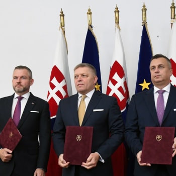 Robert Fico (uprostřed) společně s Petrem Pellegrinim (vlevo) a Andrejem Dankem (vpravo) podepsali na Slovensku koaliční smlouvu.