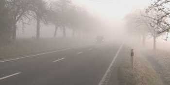 Mrznoucí mlha komplikuje dopravu na Moravě a severu Čech. Silničáři vybízejí k opatrnosti