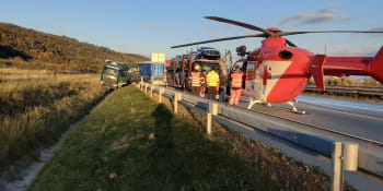 D1 stála, na Přerovsku se srazily čtyři nákladní vozy. Na místě byli zranění, zasahoval vrtulník