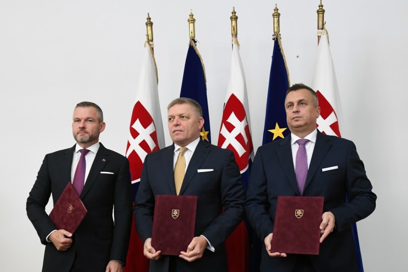 Robert Fico (uprostřed) společně s Petrem Pellegrinim (vlevo) a Andrejem Dankem (vpravo) podepsali na Slovensku koaliční smlouvu.