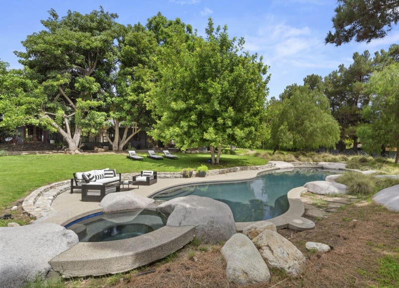 Ranč v Kalifornii, kde bydlel herec Patrrick Swayze: Na pozemku samozřejmě nechybí velký bazén nepravidelného tvaru. 