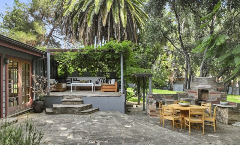 Ranč v Kalifornii, kde bydlel herec Patrrick Swayze: Součástí rozlehlé nemovitosti je také komfortní venkovní posezení.