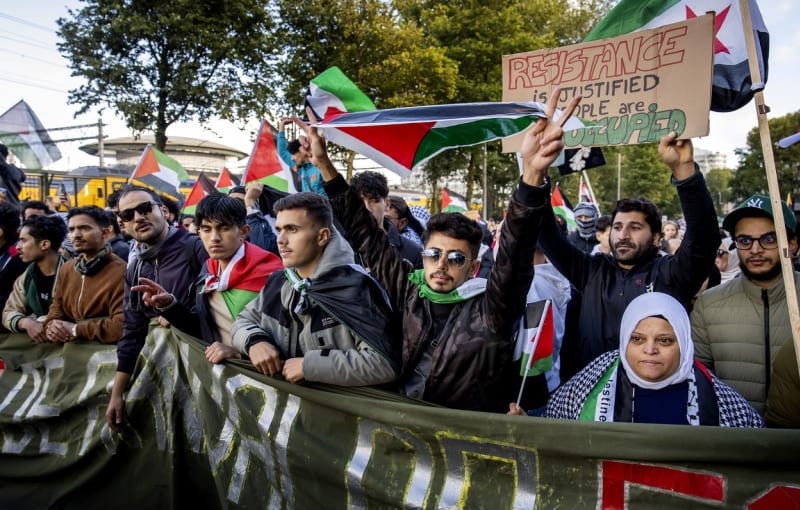 Vyjádřit podporu Palestině vyrazili do ulic také lidé v nizozemském Amsterdamu.