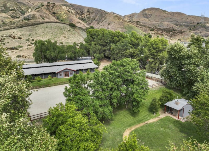 Idylický ranč se nachází na okraji Los Angeles ve zvlněných kopcích San Fernando Valley v jižní Kalifornii.  