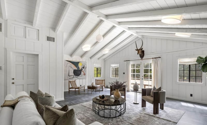 Ranč v Kalifornii, kde bydlel herec Patrrick Swayze: . Dominantami elegantního domu je dřevem obložený obývací pokoj s krbem a odhaleným stropem a kuchyň, která se otevírá do jídelny se skleněnou střechou.