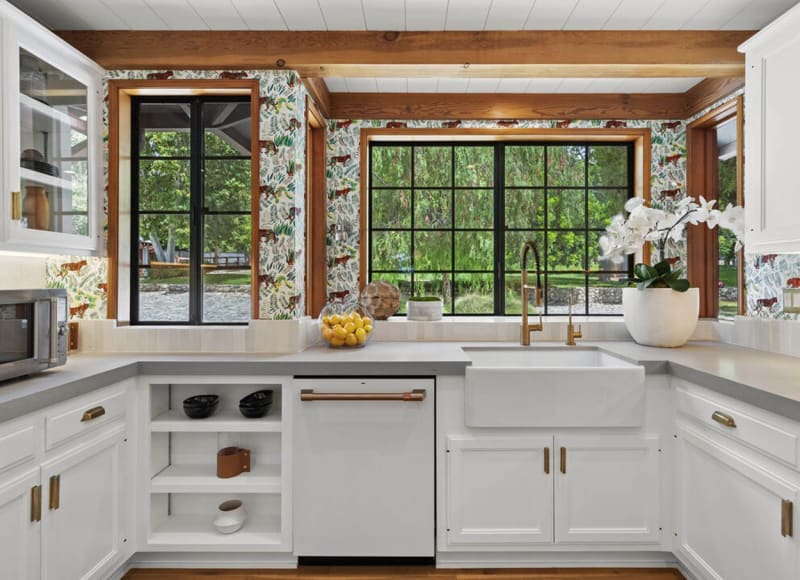 Ranč v Kalifornii, kde bydlel herec Patrrick Swayze:  V bílé barvě je rovněž zařízena kuchyň se spoustou dřevěných skříněk.