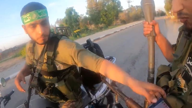 Z Gazy přijeli ozbrojení teroristé na motocyklech.