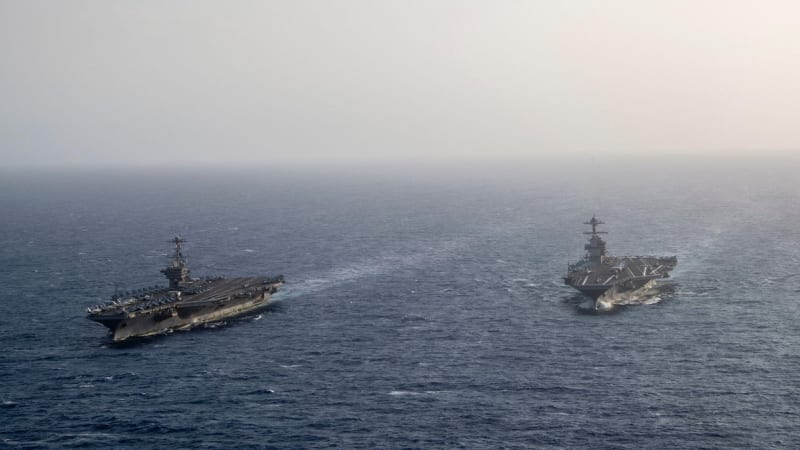 USS Gerald R. Ford (vpravo)