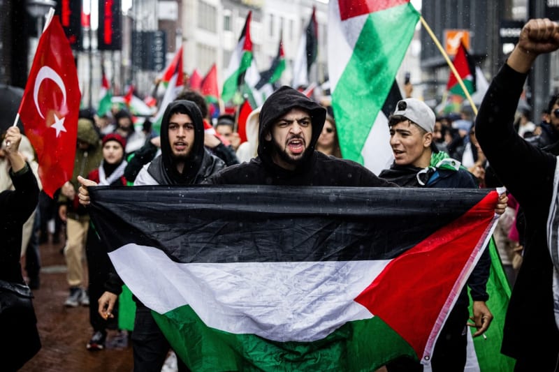 Lidé ve světě vyšli na mnoha místech do ulic, aby podpořili Palestinu. Snímek pochází z nizozemského Eindhovenu.