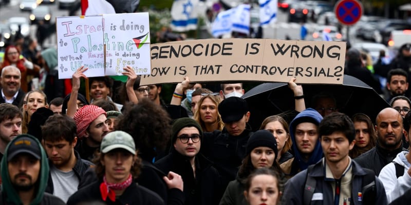 K demonstraci na podporu Palestiny došlo i v Praze. Došla na ní i ministryně obrany Jana Černochová (ODS), která však vyjádřila podporu Izraeli.
