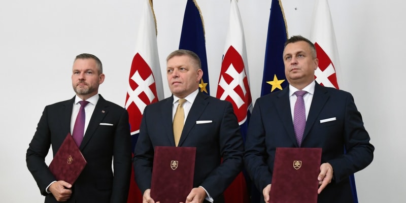 Robert Fico (uprostřed) společně s Petrem Pellegrinim (vlevo) a Andrejem Dankem (vpravo)