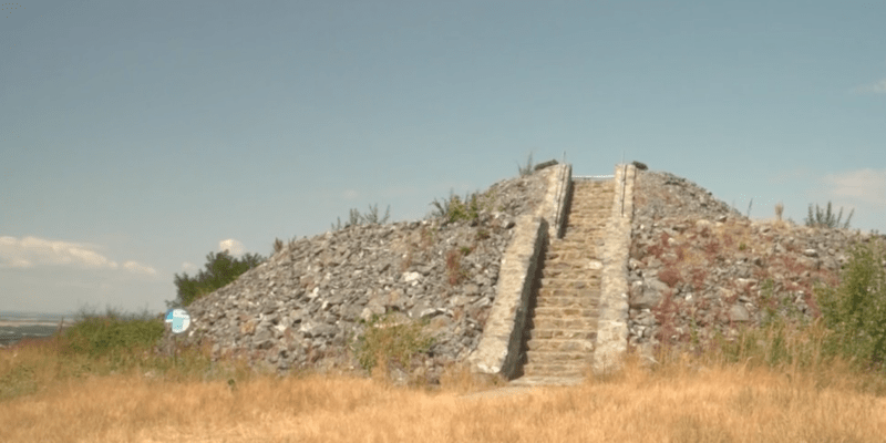 Místní kamenná mohyla přezdívaná české Makču Pikču