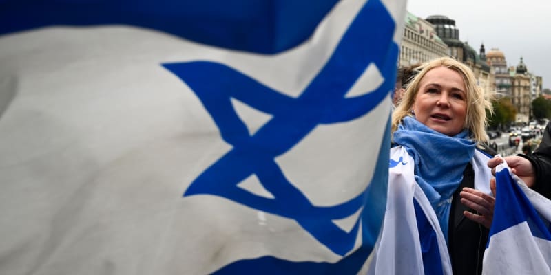 Ministryně obrany Jana Černochová na pražské demonstraci na podporu Izraele