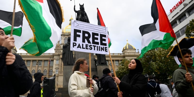 K demonstraci na podporu Palestiny došlo i v Praze. Došla na ní i ministryně obrany Jana Černochová (ODS), která však vyjádřila podporu Izraeli.