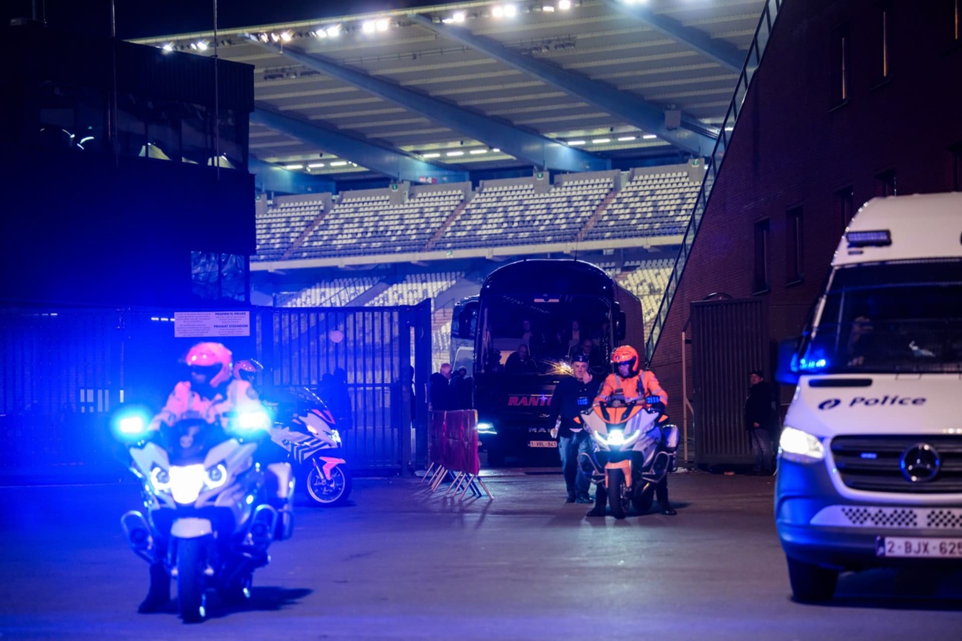 Fotbaloví fanoušci museli stadion opustit pod dohledem policie (16. 10. 2023)