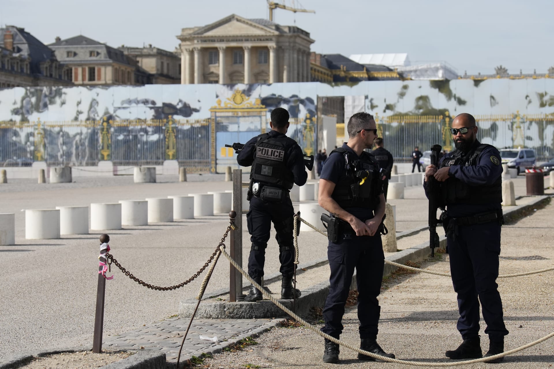 Policie evakuovala zámev ve Versailles (17. 10. 2023).