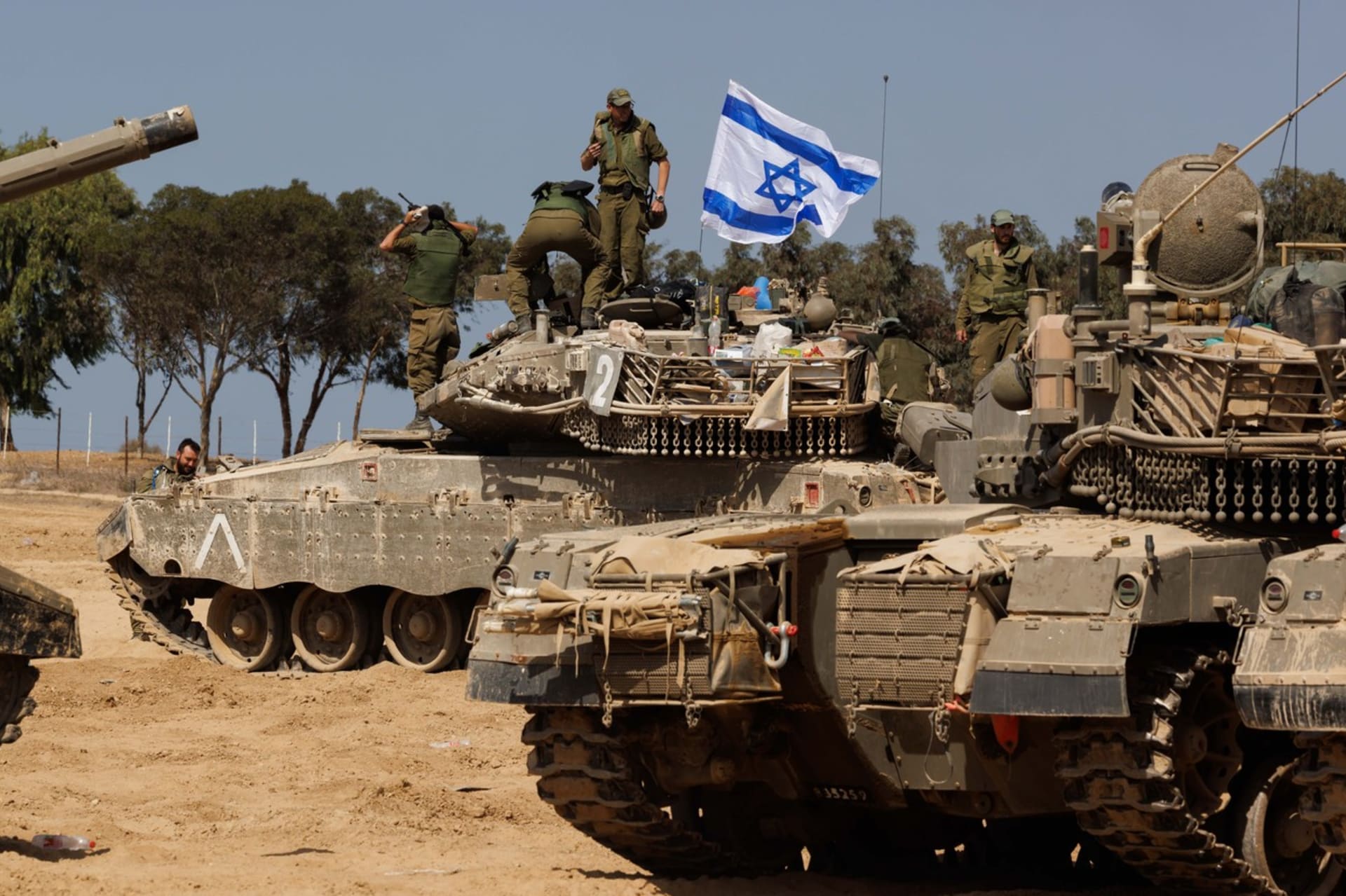 Izraelská armáda při osvobozování kibuců nedaleko Pásma Gazy