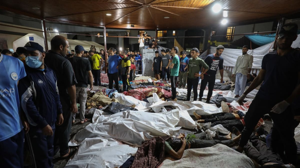 Úřady v Gaze uvádí, že při náletu na tamní nemocnici zahynulo nejméně 500 lidí