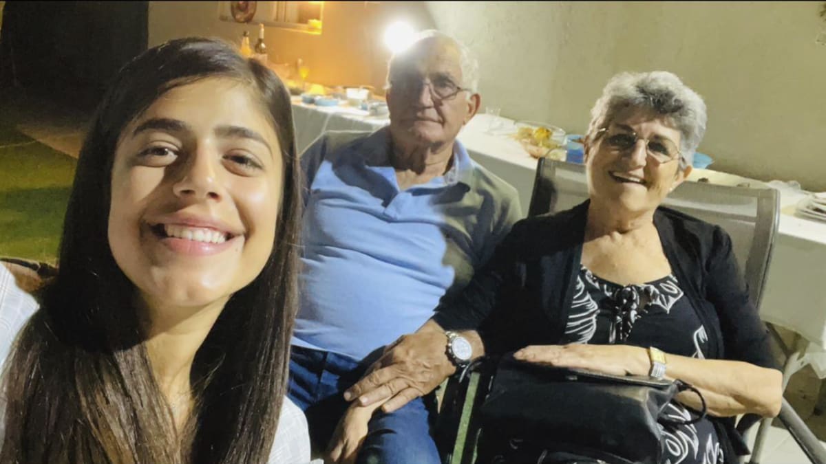 Adina Moshe (vlevo) se svým dnes již zesnulým manželem a vnučkou. Její životní lásku zavraždili členové Hamásu. Ji samotnou unesli.