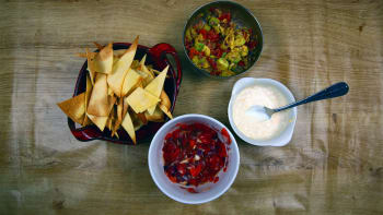 Prostřeno: Domácí tortillové chipsy, guacamole, rajčatová salsa, zakysaná smetana s čedarem