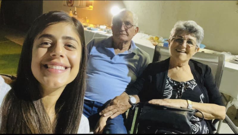 Adina Moshe (vlevo), se svým dnes již zesnulým manželem a vnučkou. Její životní lásku zavraždili členové Hamásu. Jí samotnou unesli.