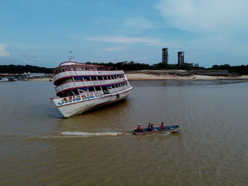 Trajekt uvízlý na mělčině řeky Río Negro ve městě Manaus.