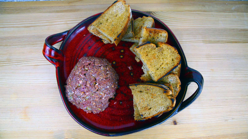 Prostřeno: Tatarský biftek z hovězího masa a vegetariánská verze, opečený chléb