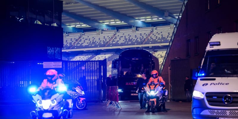 Fotbaloví fanoušci museli stadion opustit pod dohledem policie (16. 10. 2023)