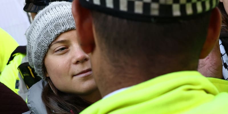 Aktivistku Gretu Thunbergovou zadržela při demonstraci londýnská policie.
