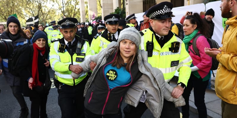 Aktivistku Gretu Thunbergovou zadržela při demonstraci londýnská policie.