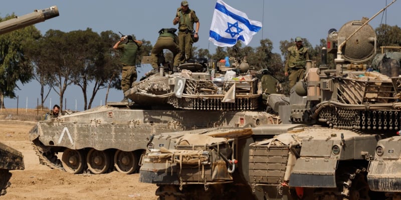 Izraelská armáda při osvobozování kibuců nedaleko Pásma Gazy.