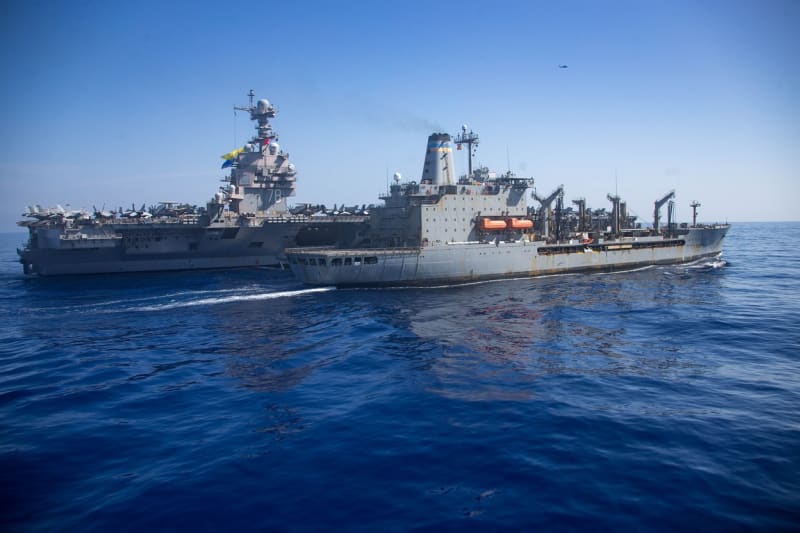 Letadlová loď USS Gerald R. Ford tankuje ve východním Středomoří (11. 10. 2023).