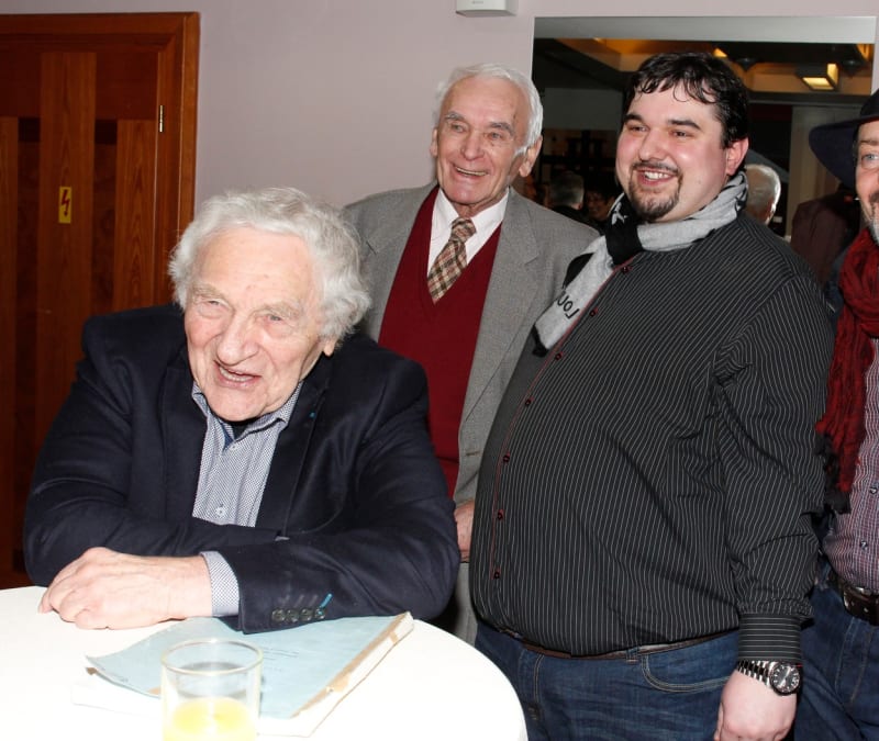 Svatopluk Matyáš s hereckým kolegou Antonínem Hardtem a režisérem Tomášem Magnuskem. 