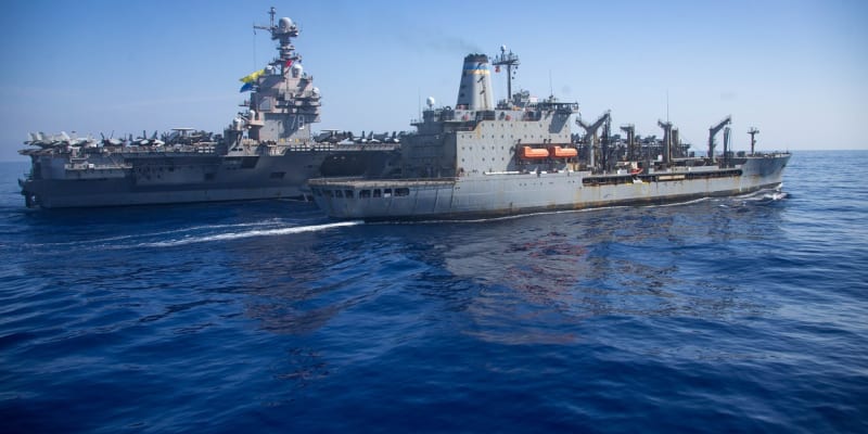 Letadlová loď USS Gerald R. Ford tankuje ve východním Středomoří (11. 10. 2023).